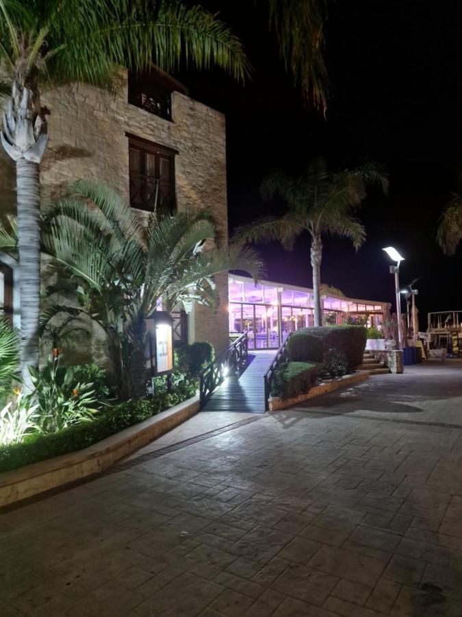 Y & P Latchi Hotel 外观 照片